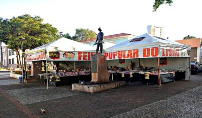 Feira do Livro tem promoções e 2.000 títulos à venda no centro de Marília