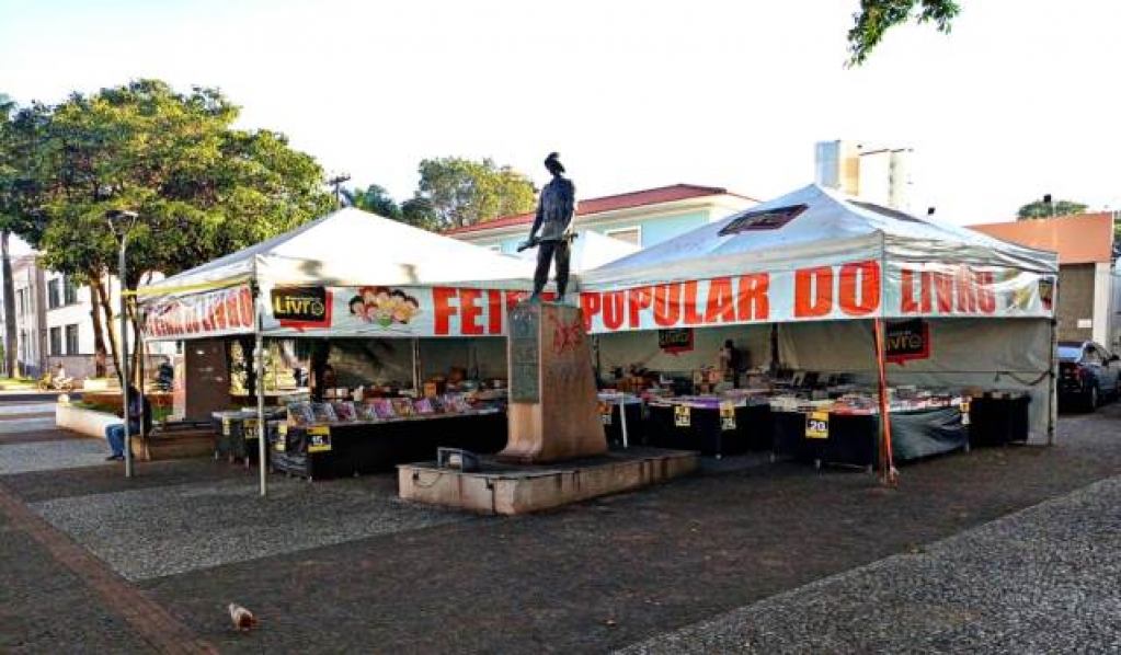Feira do Livro tem promoções e 2.000 títulos à venda no centro de Marília