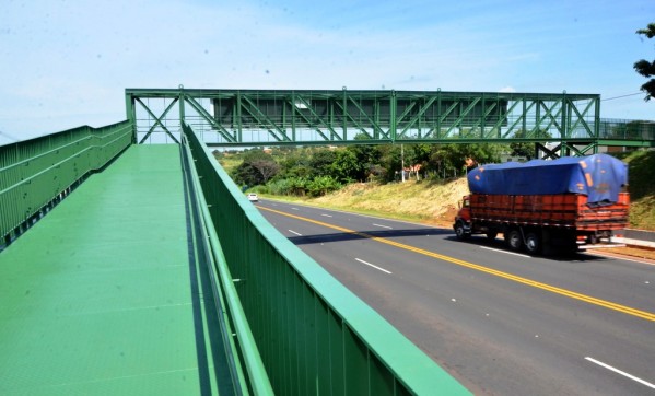 Campanha incentiva pedestres a usar passarela da rodovia SP-294