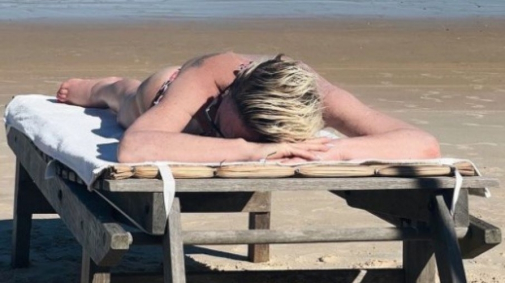Ana Maria Braga toma sol de biquíni na praia Ana Maria Braga toma sol de biquíni na praia