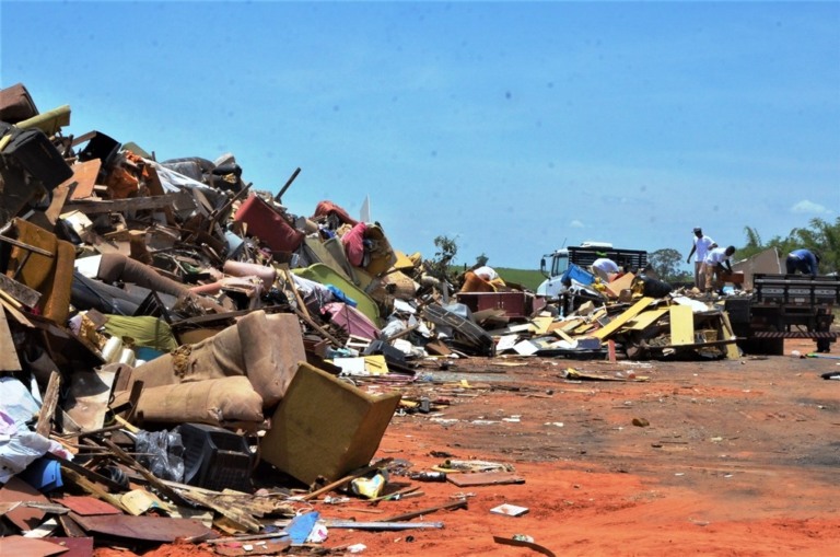 Mutirão de limpeza recolhe 86 toneladas no primeiro dia e coleta continua