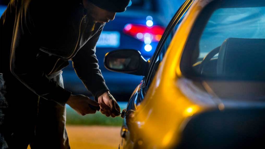 Ladrões levam bolsas, celulares e fazem duas jovens rodar em carro pela cidade