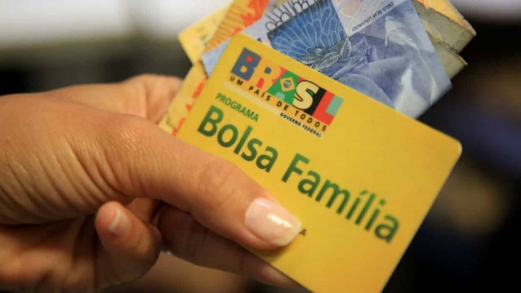 Beneficiários do Bolsa Família têm pior poder de compra em sete anos, diz site