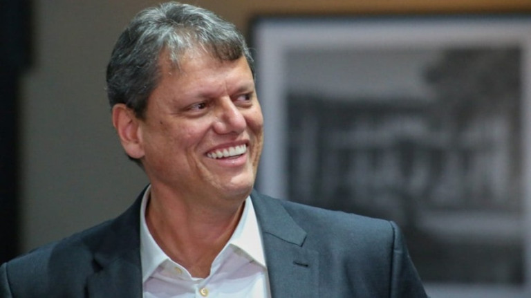 SP: Tarcísio diz que, por ora, PMs seguirão usando câmeras nas fardas