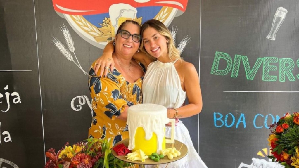 Virginia Fonseca presenteia mãe com R$56 mil reais em dinheiro Virginia Fonseca presenteia mãe com R$56 mil reais em dinheiro
