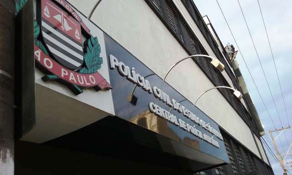 PolÃcia apreende armas de brinquedo com adolescentes em avenida PolÃcia apreende armas de brinquedo com adolescentes em avenida