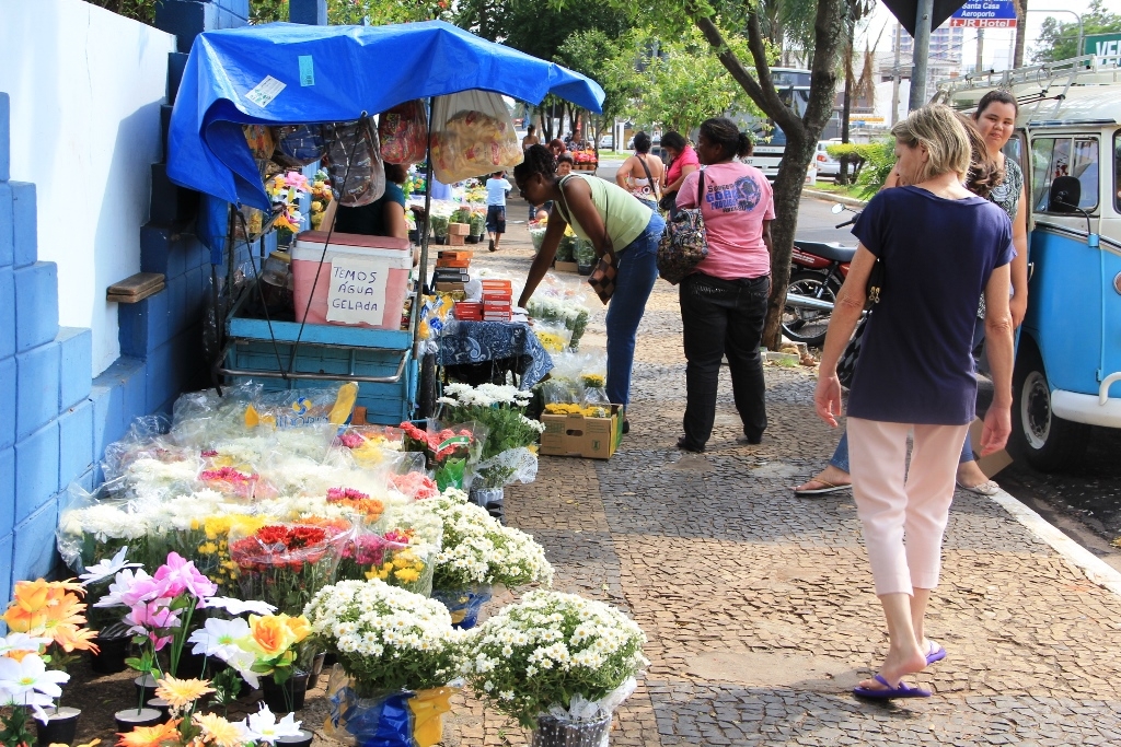 Cemitério cadastra ambulantes para comércio no Dia de Finados