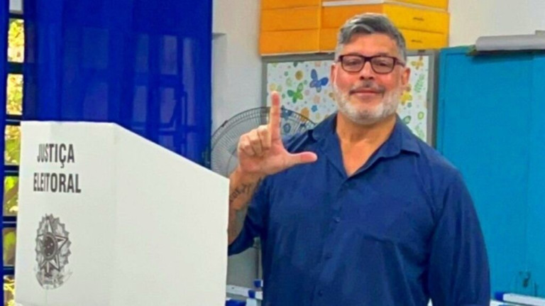 Frota se desfilia do PSDB e declara apoio a Lula no segundo turno