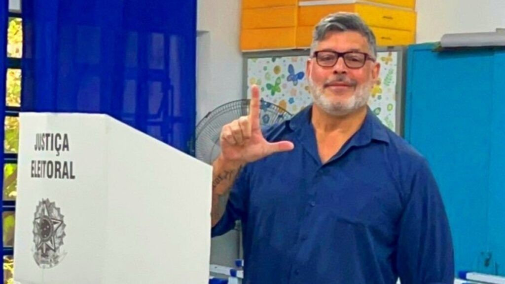 Frota se desfilia do PSDB e declara apoio a Lula no segundo turno Frota se desfilia do PSDB e declara apoio a Lula no segundo turno