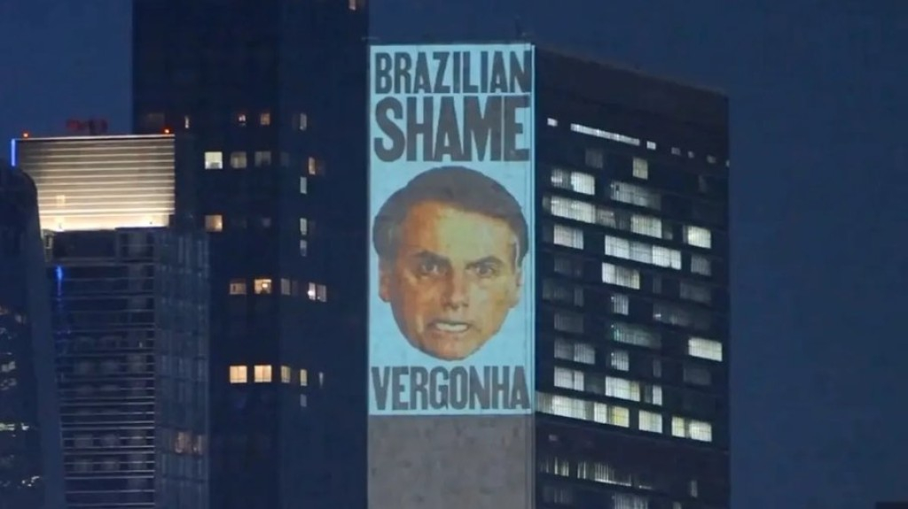 Projeção em prédio da ONU chama  Bolsonaro de 'vergonha' e 'mentiroso'