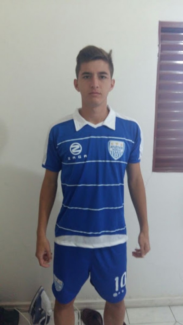 Meia Lucas Medeiros, com um dos uniformes do Atlético Marília para a disputa dos campeonatos oficiais da LFP – Divulgação