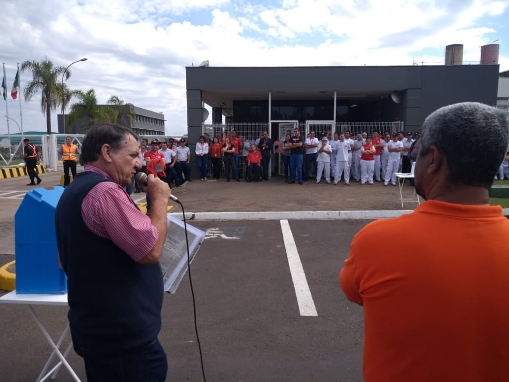 Sindicato anuncia estado de greve e ameaça parar Coca-Cola de Marília