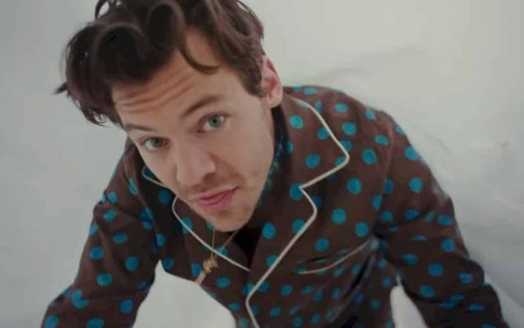 Harry Styles lança videoclipe de "Late Night Talking"