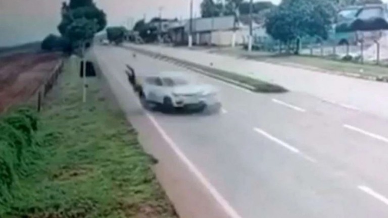 Homem é atingido por carro, gira no ar, cai e sobrevive