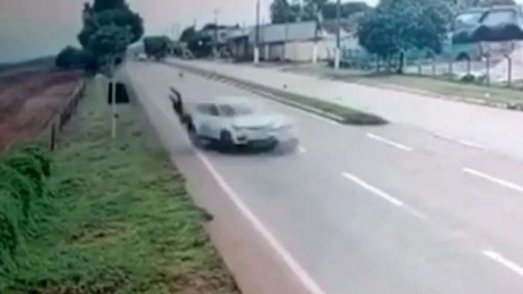 Homem é atingido por carro, gira no ar, cai e sobrevive