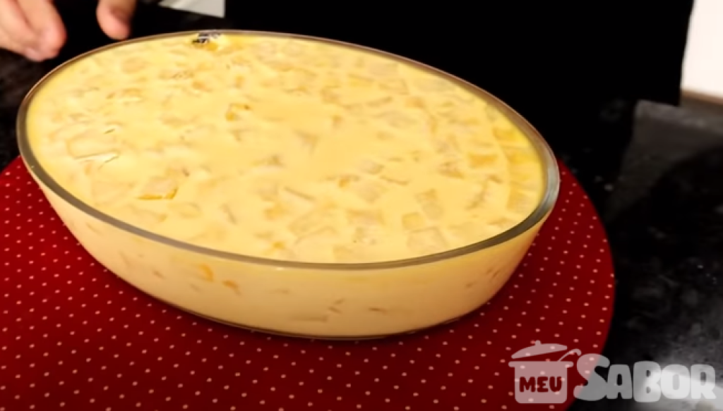 Mousse de Abacaxi bem geladinho e super gostoso, e o melhor! Super fácil de fazer!