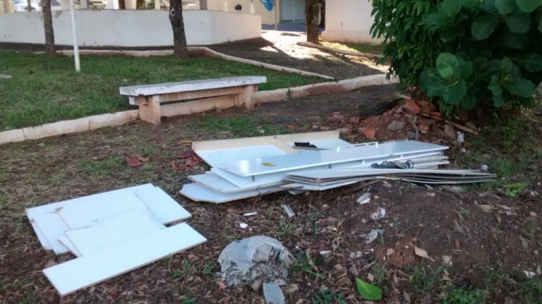 Praça fica suja 24h após limpeza; Prefeitura acusa moradores