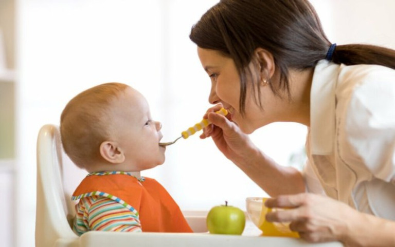 Saiba como iniciar a introdução alimentar do bebê
