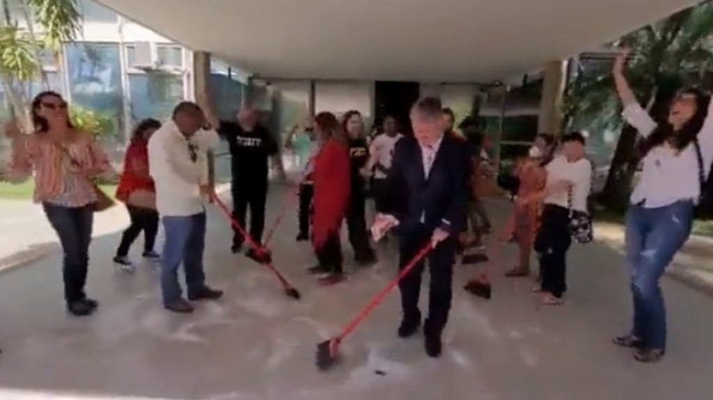 Sindicalistas protestam jogando sal grosso no Ministério da Economia