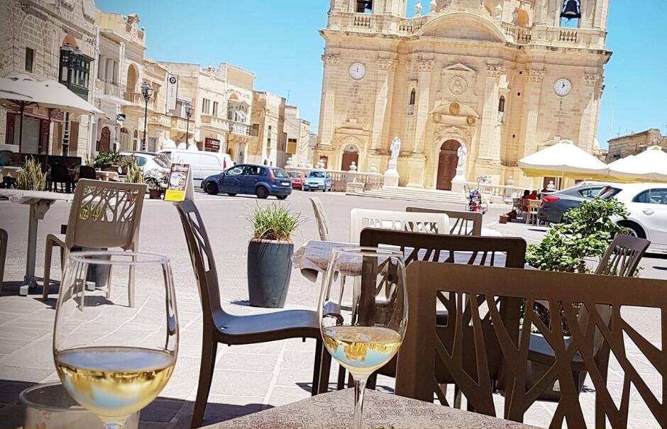 O restaurante Latini tem um ar sofisticado e fica bem em frente à igreja da cidade. Foto: Reprodução/Facebook