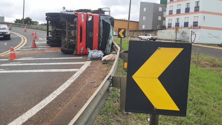 Mais um – Caminhão com recicláveis tomba em trevo do Contorno