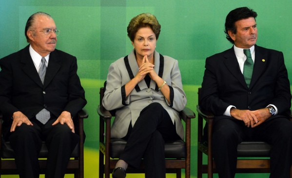 Ex-senador José Sarney, a presidente DIlma Rousseff e o ministro Luiz Fux, do STF, durante sanção do novo Código de Processo Civil – Foto: José Cruz/Agência Brasil