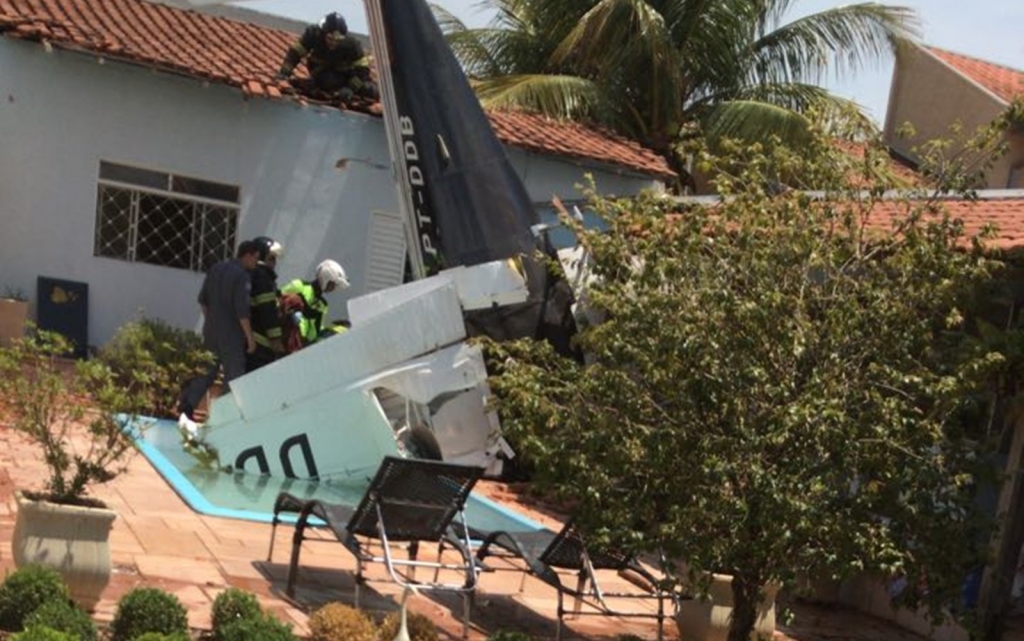 Avião cai no quintal de residência em Rio Preto