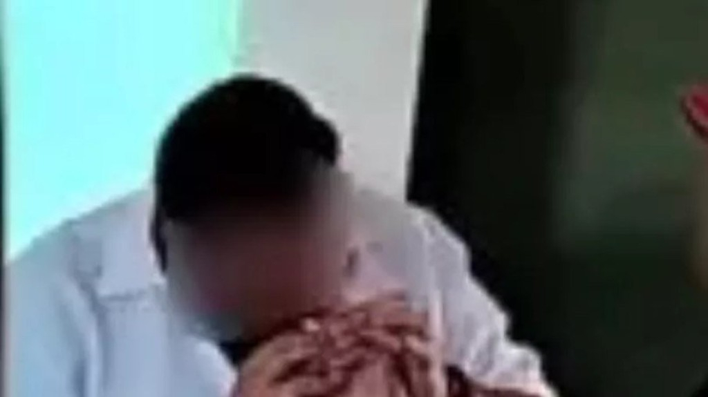 Servidor é afastado após simular sexo oral no dedo de aluno em escola Servidor é afastado após simular sexo oral no dedo de aluno em escola