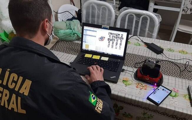 homem usando computador