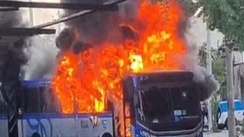 Reprodução – 2/05/2023 Ônibus é incendiado no Morro da Primavera, região da Zona Norte da capital fluminense Reprodução – 2/05/2023 Ônibus é incendiado no Morro da Primavera, região da Zona Norte da capital fluminense