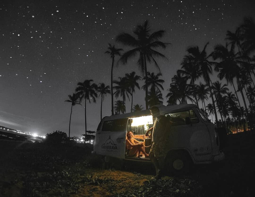 Camila da Silva Moller, Leonardo Moller Pitella e Luna viajam pelo país em uma Kombi. Foto: Desbrava Trip