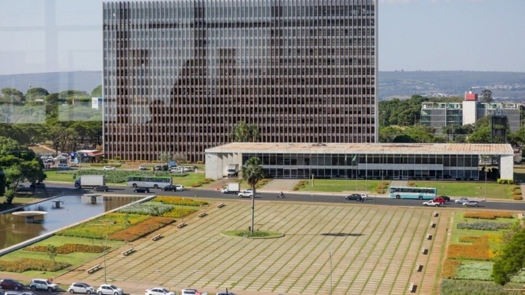 FABIO Publicada lei que altera posse de governador e deputados do DF FABIO Publicada lei que altera posse de governador e deputados do DF