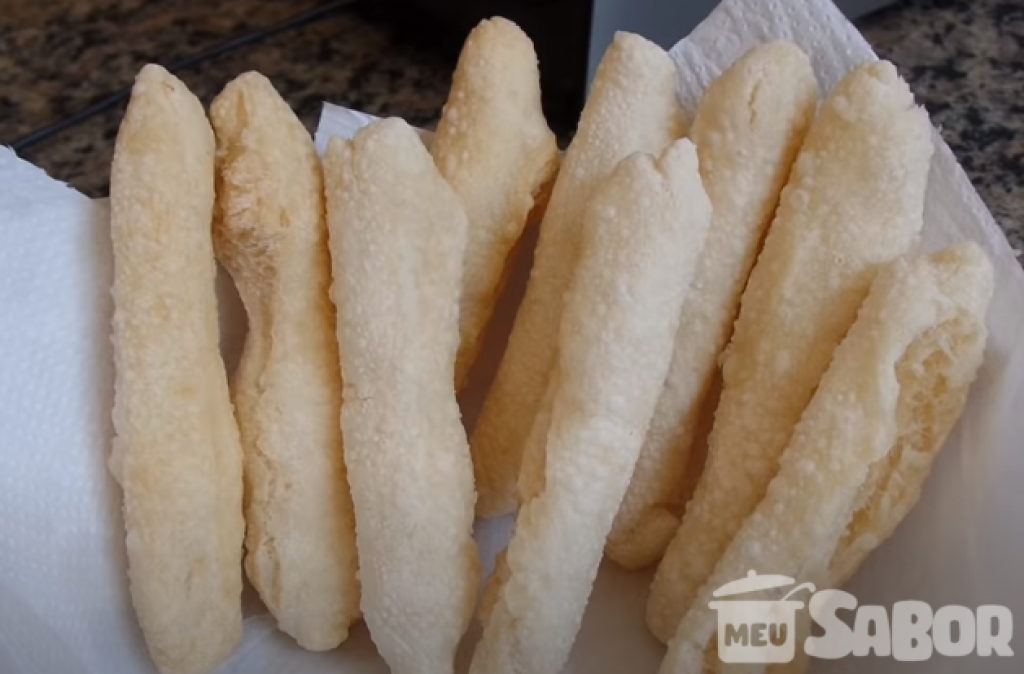 Biscoito de polvilho frito! Qual vovó nunca agradou os netinhos com essa maravilha?