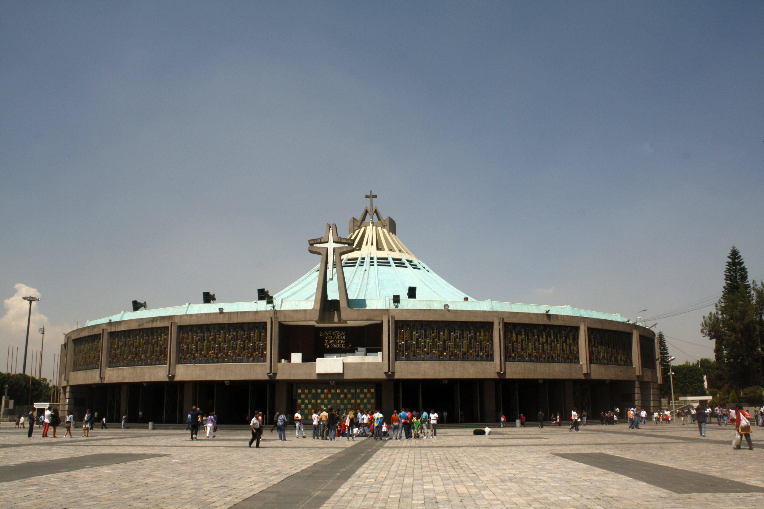 Por conta do número alto de fiéis, outras basílicas foram construídas. Em destaque, a mais nova delas. Foto: Nina Ramos/iG