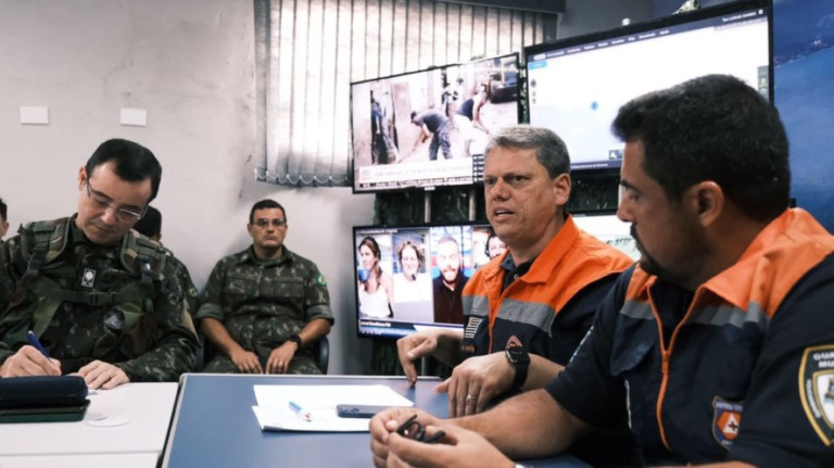 Tarcísio aciona Justiça para retirar famílias de áreas de risco
