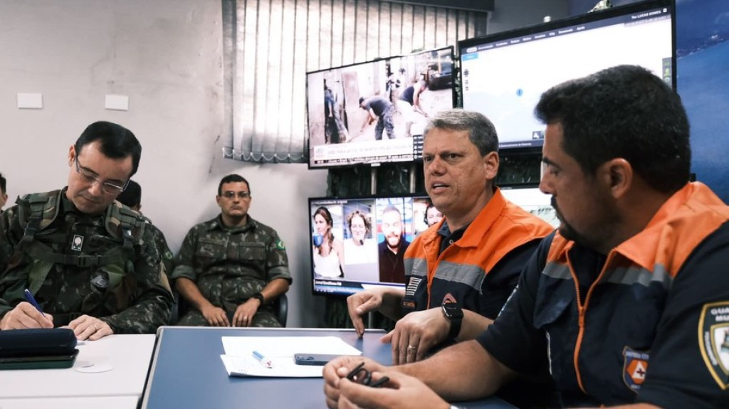 Tarcísio aciona Justiça para retirar famílias de áreas de risco