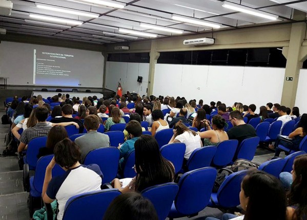 Seminário prepara estudantes para atendimento a idosos em Marília