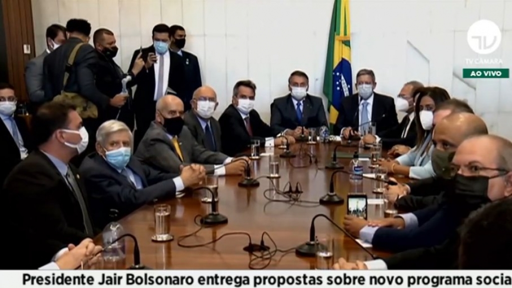 Bolsonaro entrega ao Congresso MP que reajusta o programa Bolsa Família