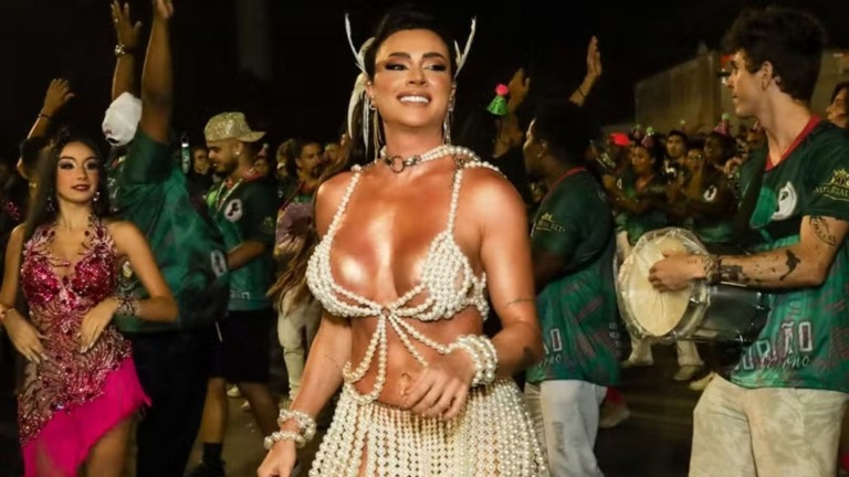Juju Salimeni usa look com mais de mil pérolas durante ensaio: ‘Milionário’