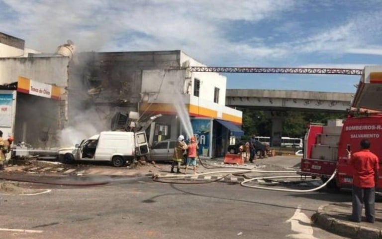 Explosão destrói posto de combustíveis no Rio de Janeiro