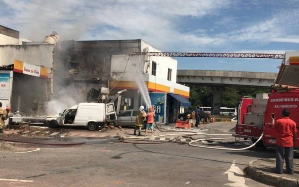 Explosão destrói posto de combustíveis no Rio de Janeiro