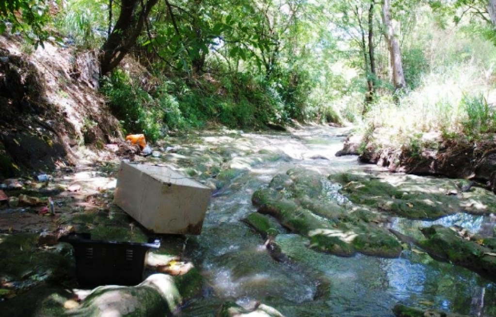 Córrego do Pombo, poluído com esgoto e entulho, aguarda tratamento