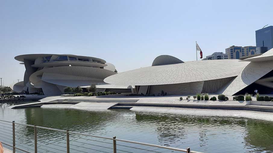 Espelho d'água em frente ao Museu Nacional do Catar, em Doha. Foto: Felipe Carvalho