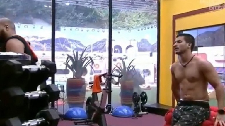 'BBB 22': Arthur diz que Tiago Abravanel é prioridade para ele no jogo