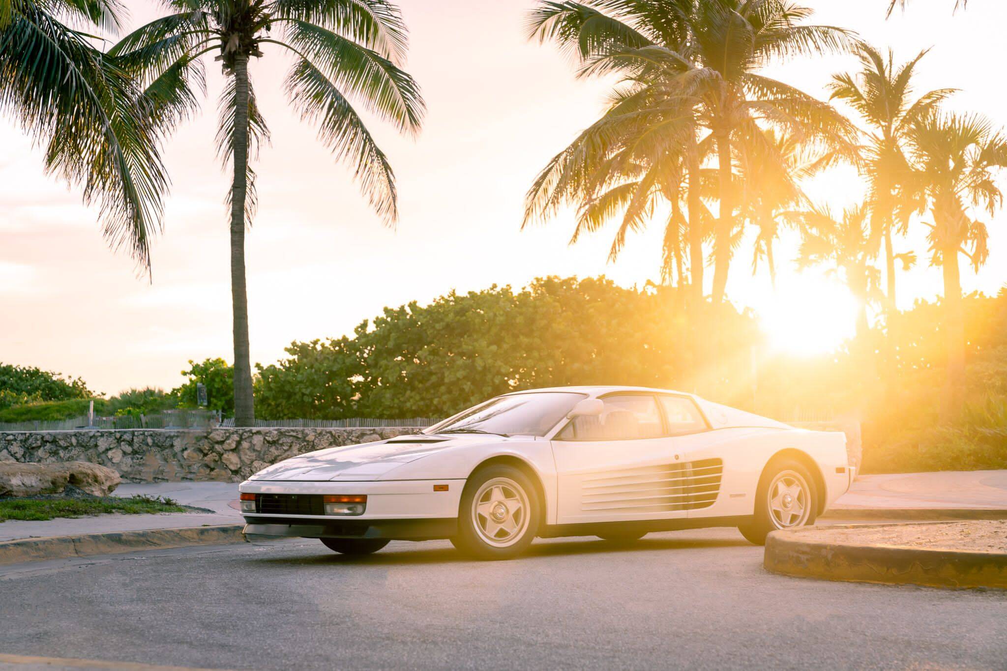 Ferrari Testarossa usada nas filmagens marca apenas 9.977 km no hodômetro.. Foto: Divulgação