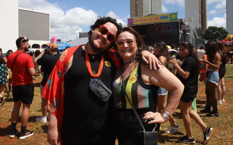 Brasília-DF 12/02/2024 Bloco de carnaval  Divinas Tetas. ( Sônia Pampim e o amigo Matheus Squeira). Foto Antônio Cruz/ Agência Brasil.