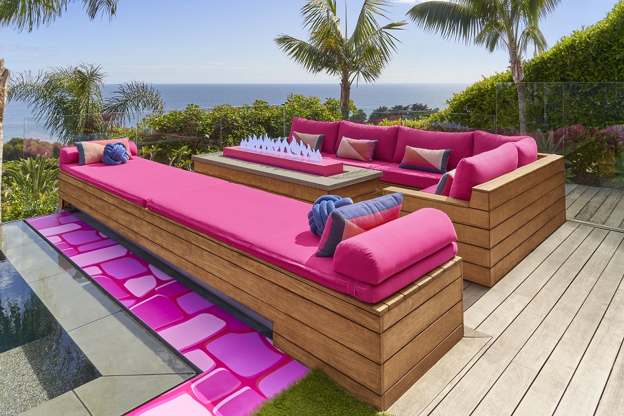 Área da piscina da DreamHouse, a Casa da Barbie, em Malibu, que foi renovada com decoração inspirada no boneco Ken. Foto: Joyce Lee