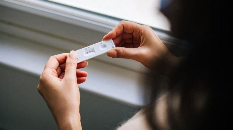 Covid: testes positivos desaceleram no Brasil e registram queda de 21%