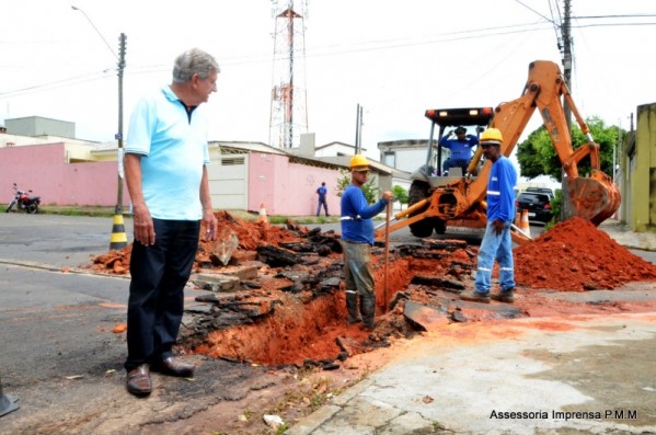 Adutora rompe e ameaça abastecimento de bairros na zona sul