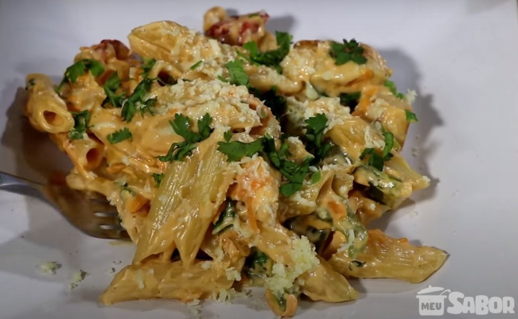 Bateu a preguiça e que algo fácil de fazer para comer? Macarronada com requeijão cremoso super saboroso